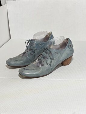 Fidji Square Toe Lace Heels